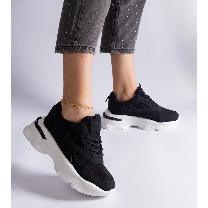 D/CEO Guerreran mustat tennarit, joissa paksumpi pohja