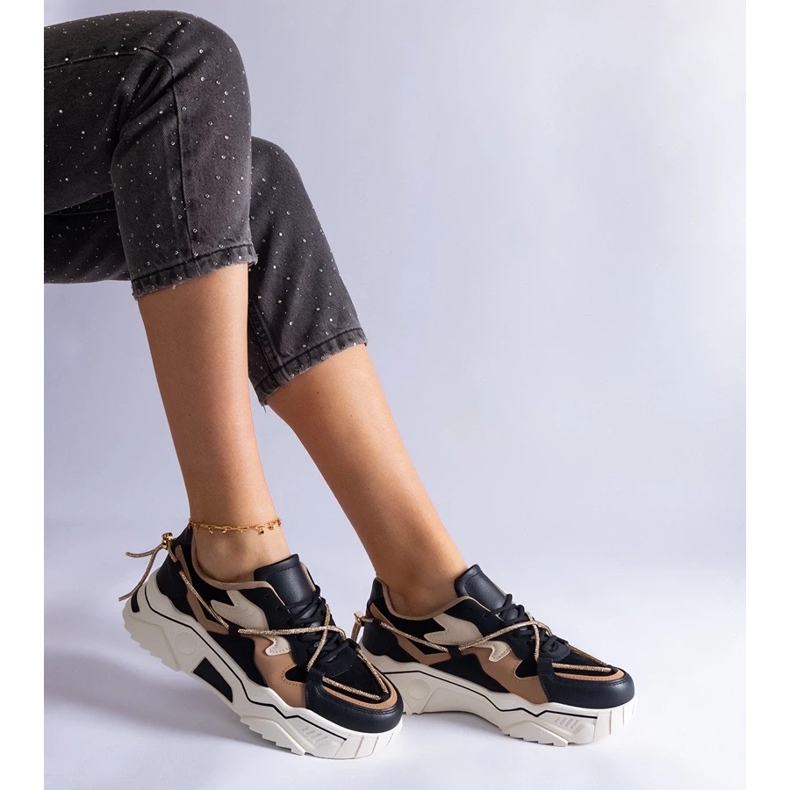 D/CEO Mustat tennarit, jotka on koristeltu Valdez-zirkoninauhalla