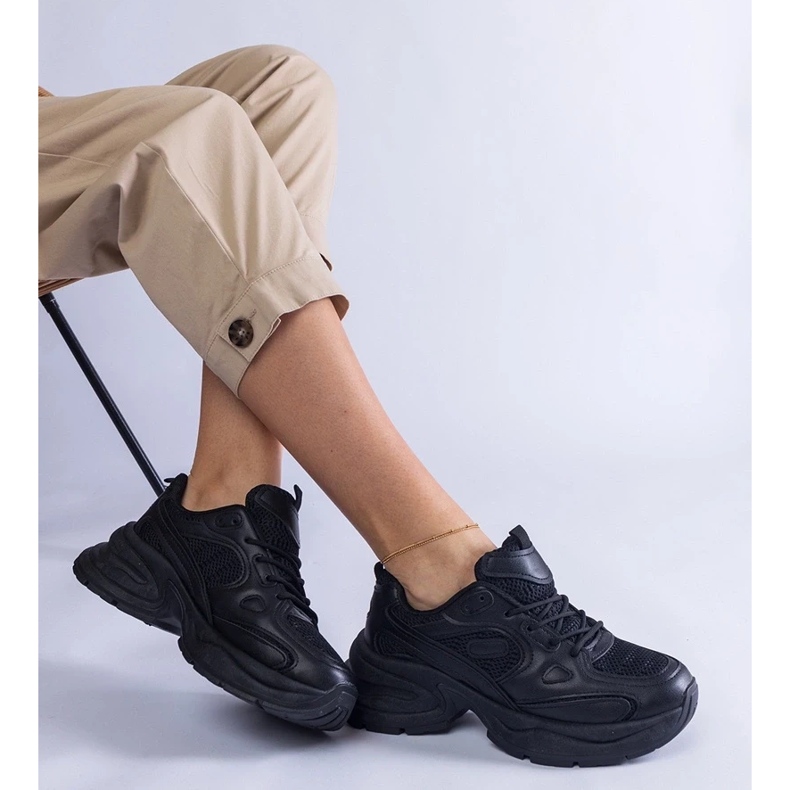 D/CEO Mustat tennarit massiivisella Adom-pohjalla