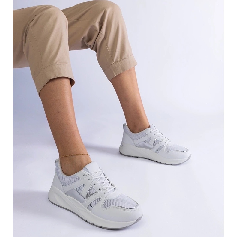 D/CEO Valkoiset lenkkarit, joissa paksu Sierra-pohja valkoinen