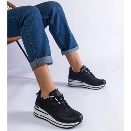 D/CEO Mustat alustalenkkarit, jotka on koristeltu glitterillä ja metallisella Ursula-sisäkkeellä