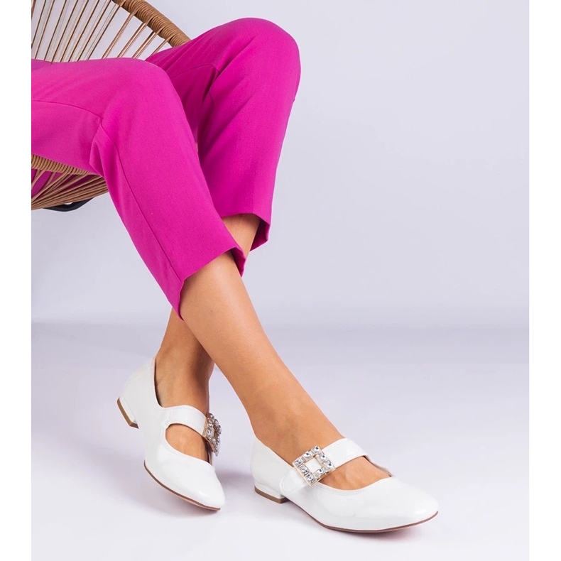 D/CEO Maalattu valkoiset balleriinit, jotka on koristeltu ferpsa -solki valkoinen