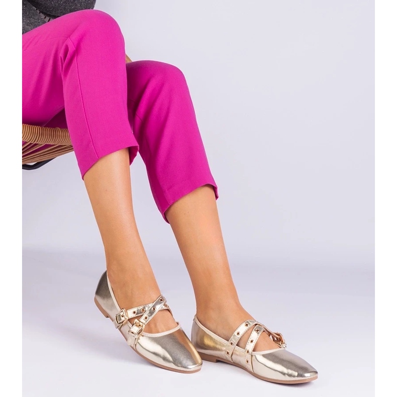 D/CEO Eco -Lanernista valmistettu kultaiset balleriinit, jotka on koristeltu Emmarino -soljilla kultainen