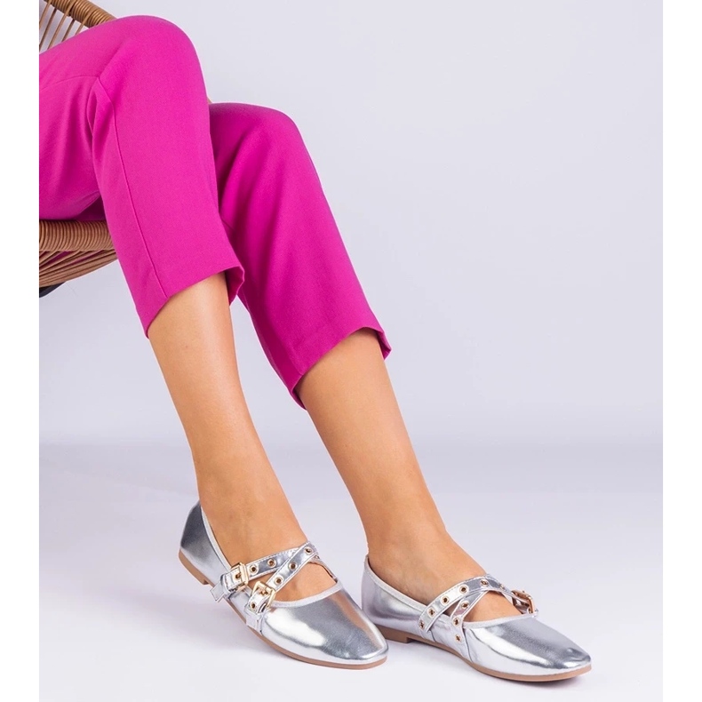 D/CEO Hopea Eco -Leather Ballerinas, joka on koristeltu Emmarino -soljilla