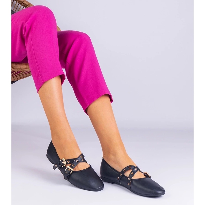 D/CEO Eco -Lähdintä valmistettu mustalla balleriinilla, jotka on koristeltu Emmarino -soljilla