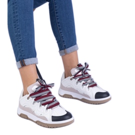 Valkoiset naisten lenkkarit koristeellisella nauhoilla valkoinen