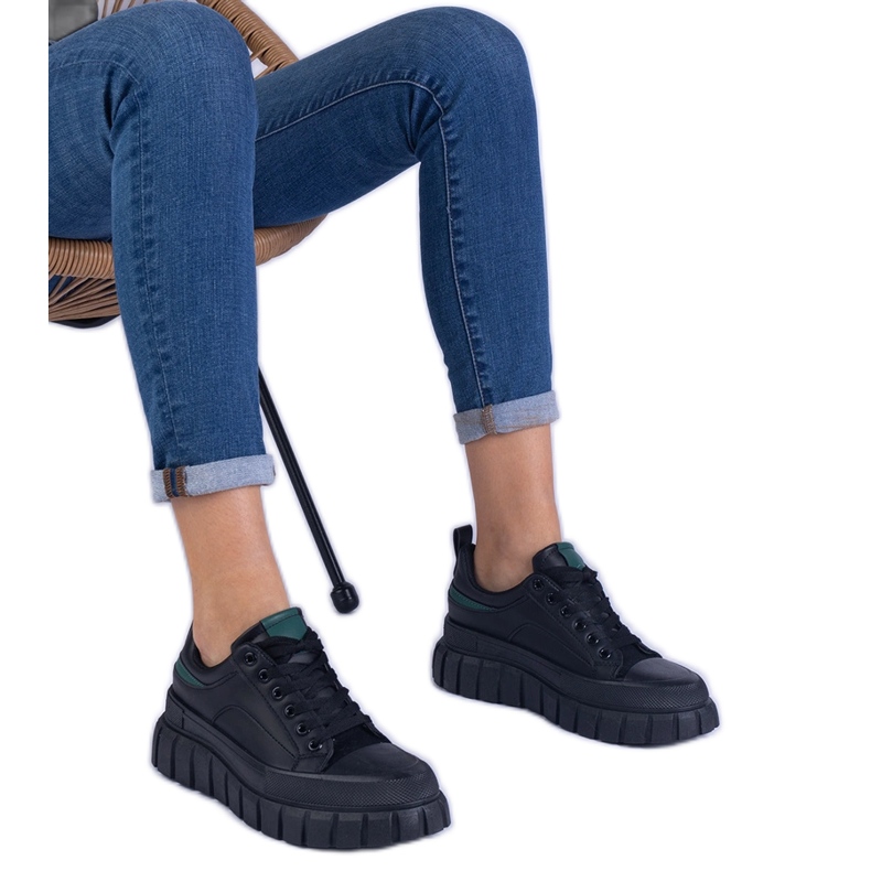 Mustat naisten lenkkarit korkealla alustalla