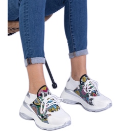 Naisten valkoiset lenkkarit värikkäillä painikkeilla valkoinen