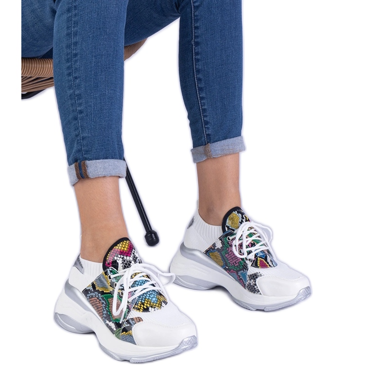 Naisten valkoiset lenkkarit värikkäillä painikkeilla valkoinen