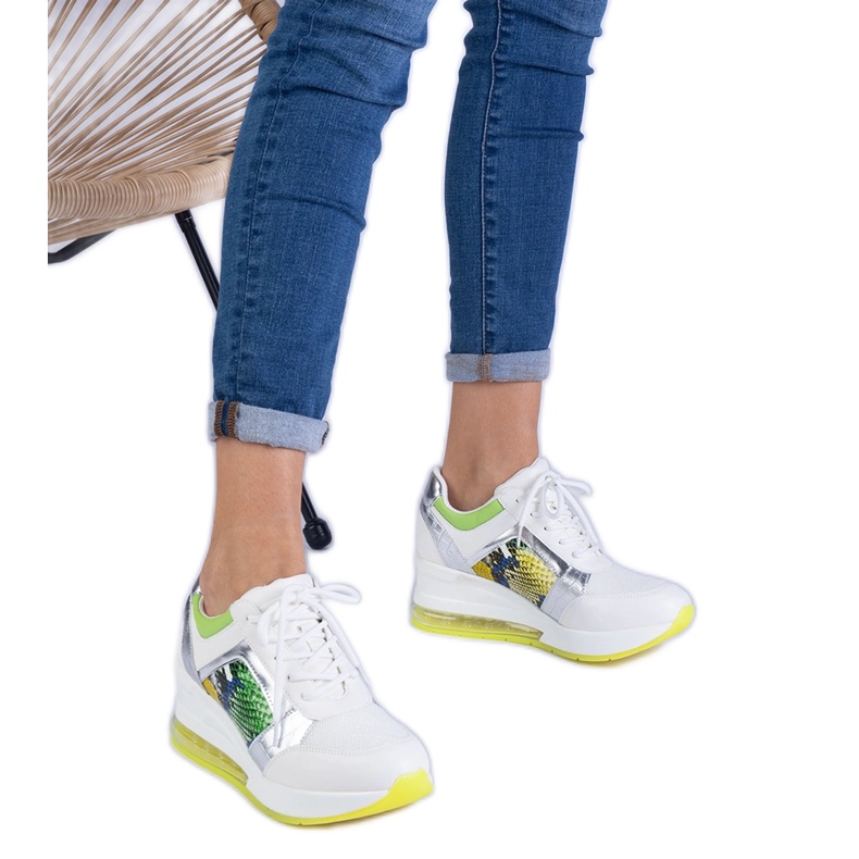 Valkoisten naisten urheilun lenkkarit värikkäillä lisävarusteilla valkoinen