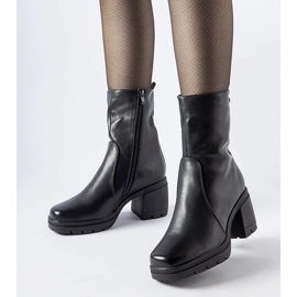 D/CEO Agordinon mustat eristetyt nilkkurit