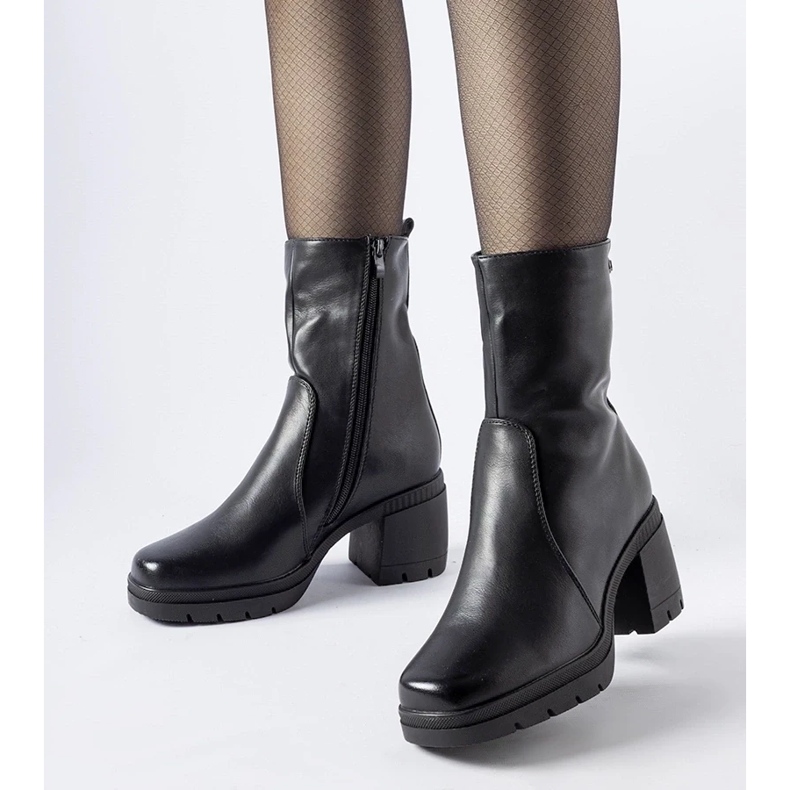 D/CEO Agordinon mustat eristetyt nilkkurit