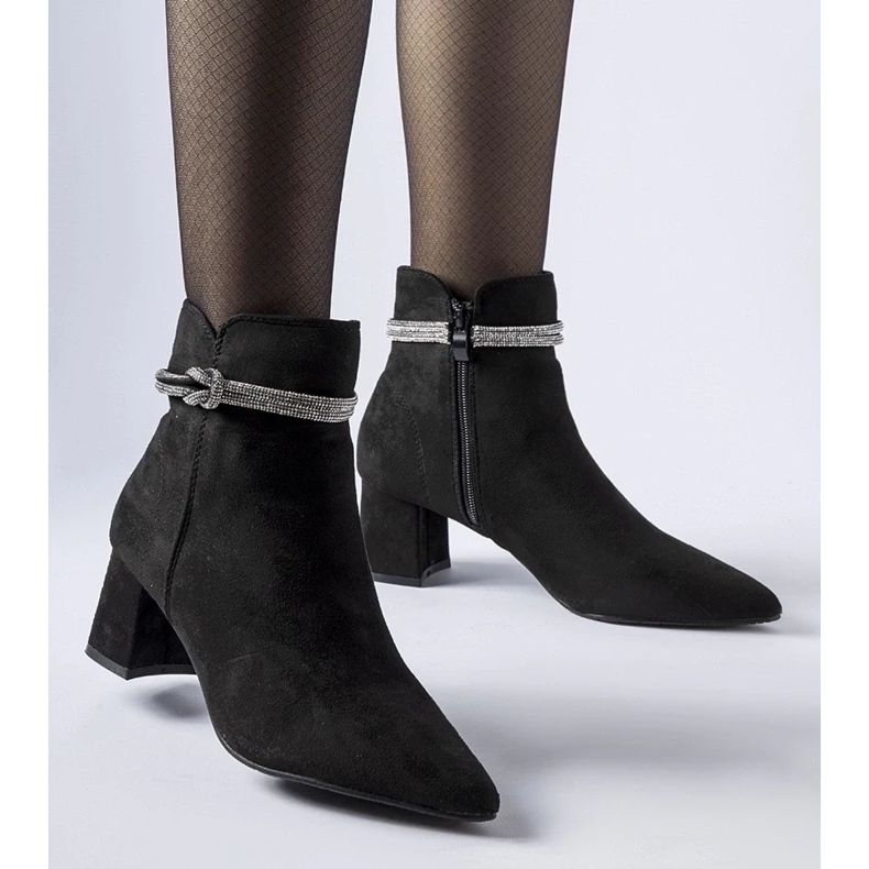 D/CEO Mustat Alba-eristetyt nilkkurit