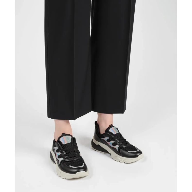 Naisten uusurheilulajit musta