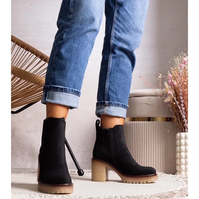 D/CEO Mustat nilkkurit näyttävässä Nurea-korkokenossa