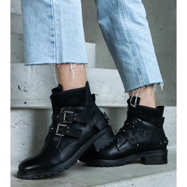 D/CEO Neffan mustat nilkkurit, joissa on nepparit ja tasainen kantapää