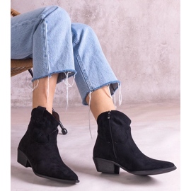 D/CEO Erinne mustat nilkkurit