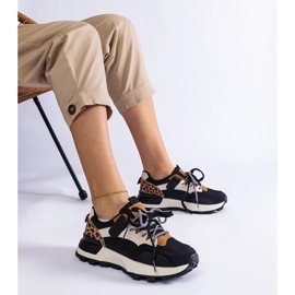 D/CEO Mustat lenkkarit, jotka on koristeltu eläimen motiivilla Soria