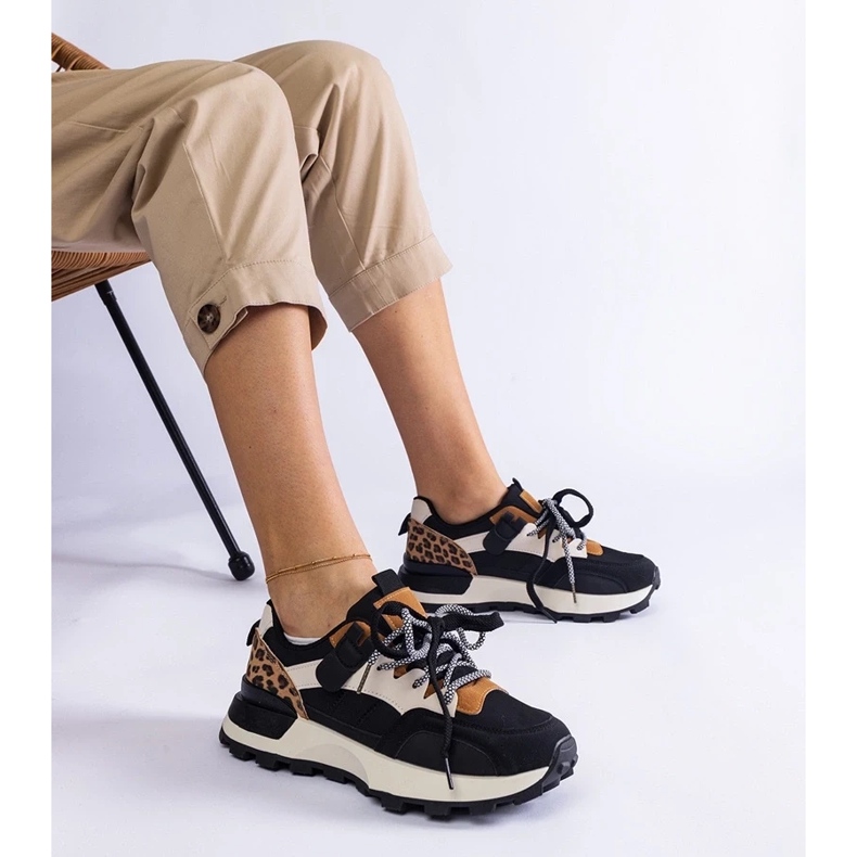 D/CEO Mustat lenkkarit, jotka on koristeltu eläimen motiivilla Soria