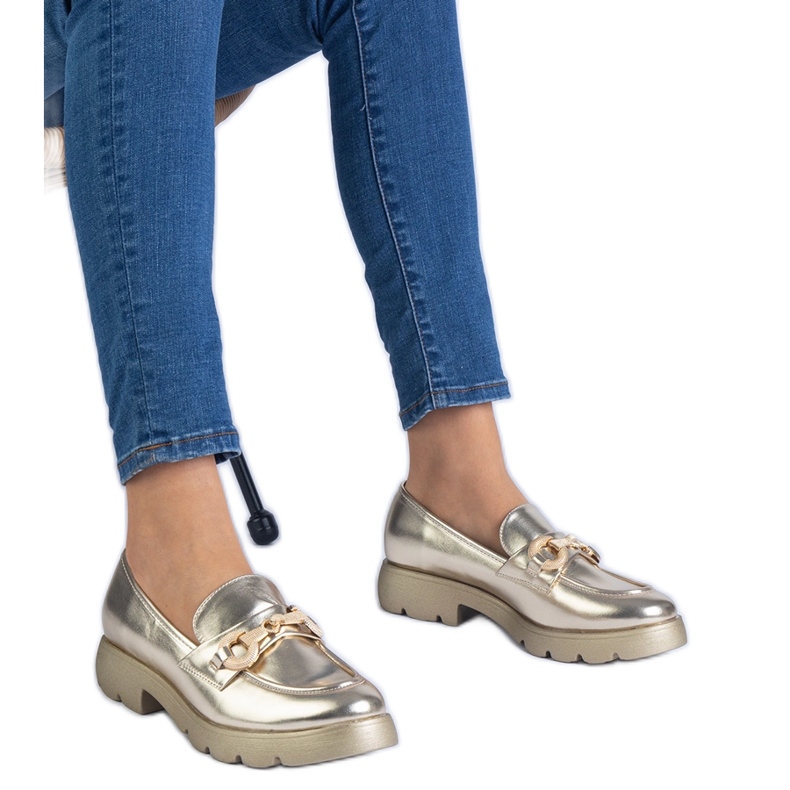 Kultaiset klassiset kengät kultaisella sisustuksella kultainen