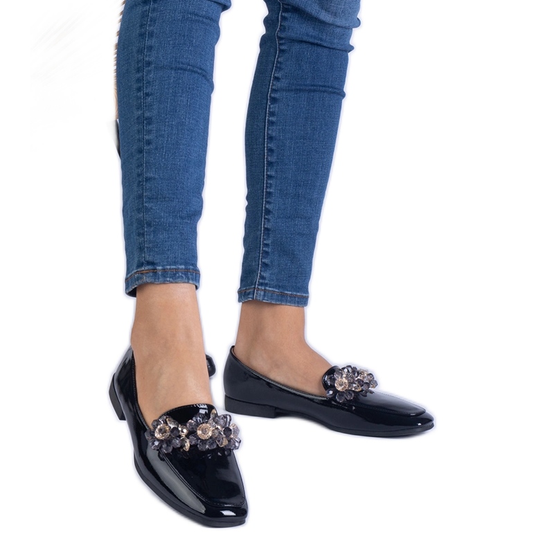 Musta lakatut leipot kiteillä