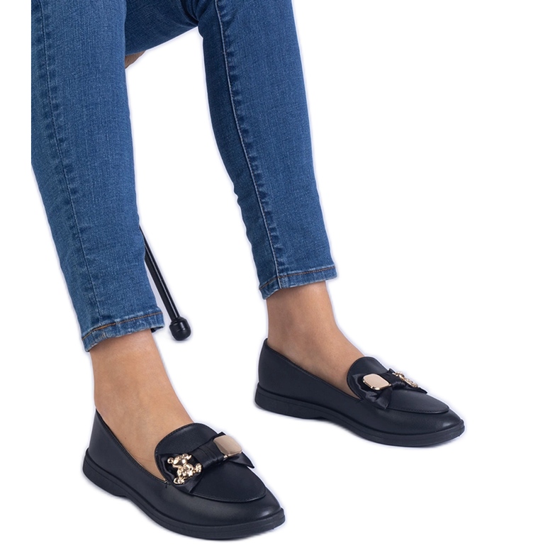 Mustat leipät, jotka on koristeltu keulalla ja kultaisella nallekarhulla