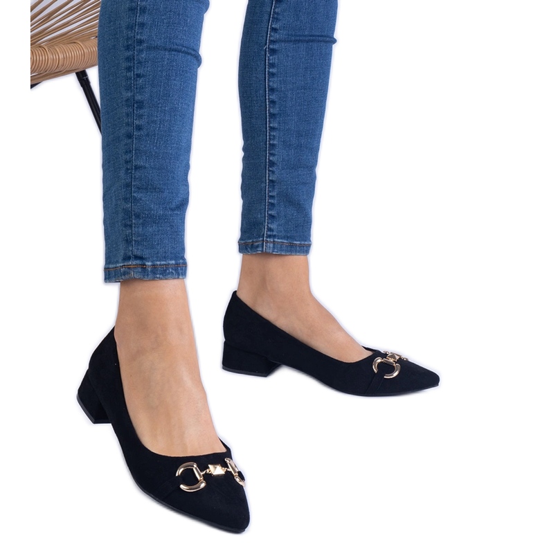 Mustat pumput Ekozamszista kultaisella sisustuksella