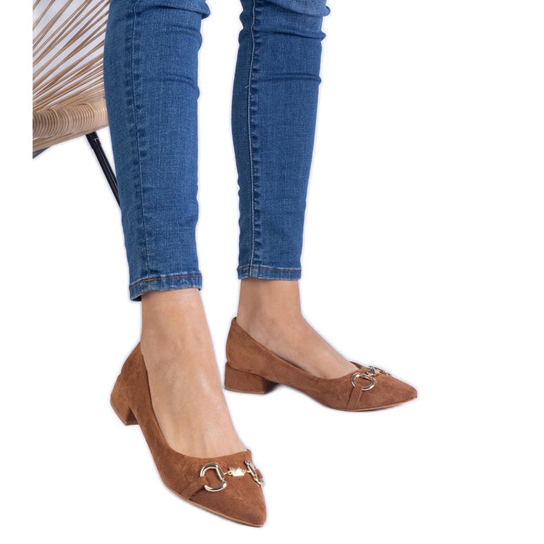 Ruskeat pumput Ekozamszista kultaisella sisustuksella