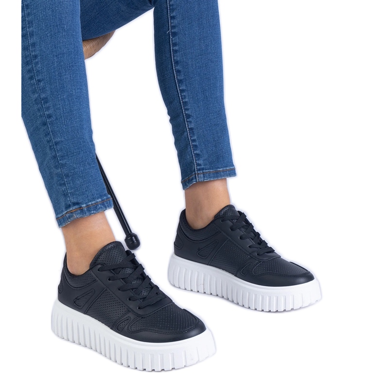 Mustat avoimet lenkkarit massiivisella pohjalla