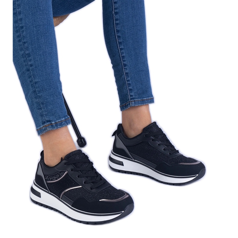 Mustat lenkkarit koristeltu kimaltelevat ja zirkonit