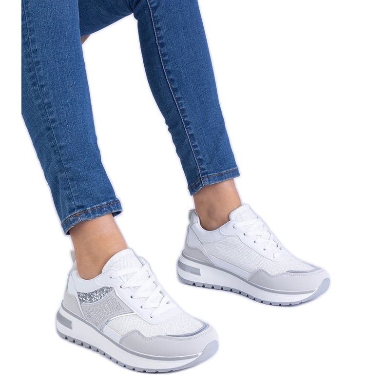 Valkoiset lenkkarit, jotka on koristeltu kimaltelevilla ja zirkoneilla valkoinen