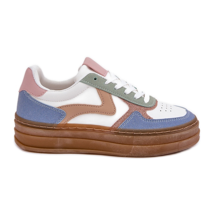 Naisten hiipiä kimaltelevat laiturilla sinisellä sininen