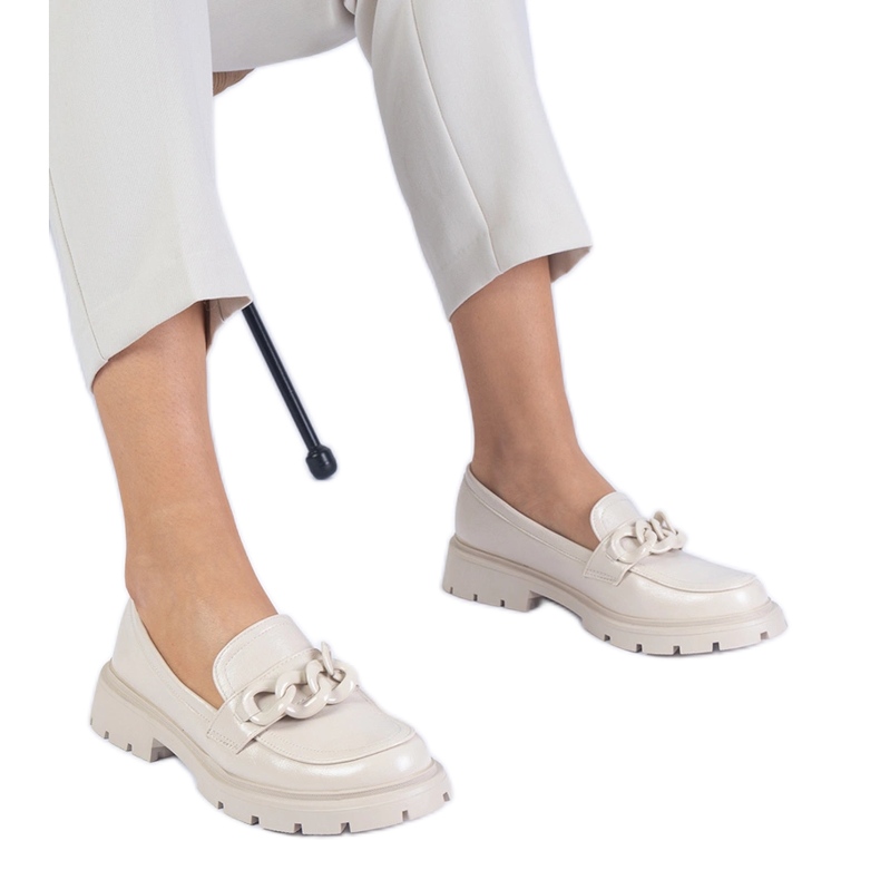 Beige lakatut leipät ketjulla