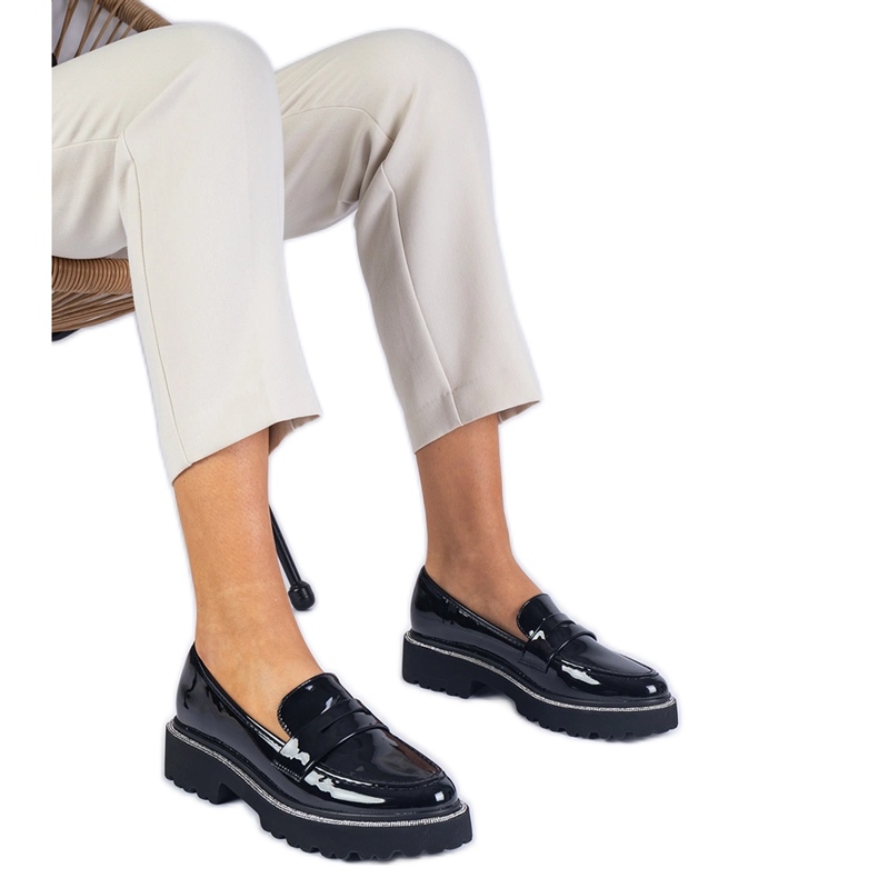 Mustan lakattujen leivänkoristeet koristeltuja zirkoneilla