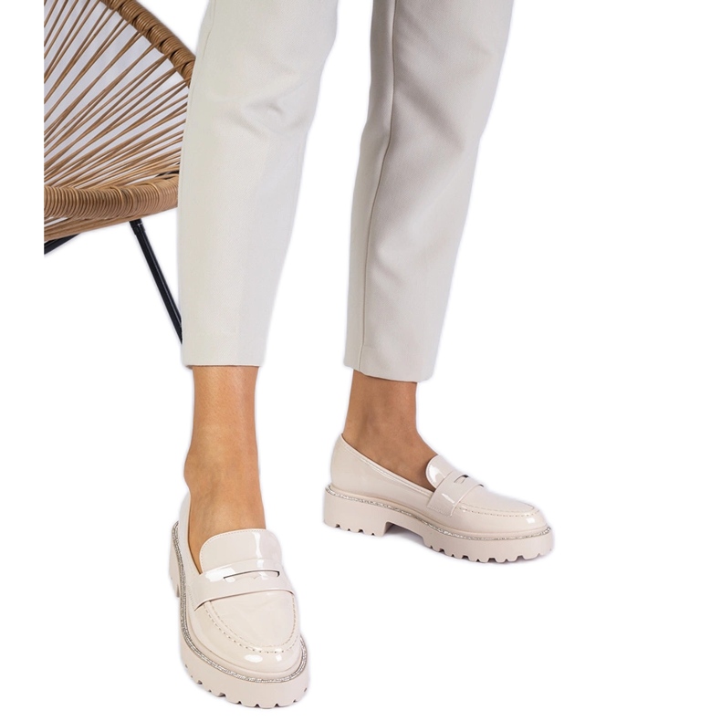 Beige lakattuja leipomoja, jotka on koristeltu zirkonilla