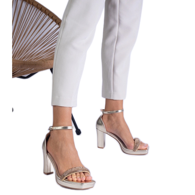 Kultaiset tyylikkäät sandaalit pylväällä zirkonilla kultainen