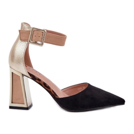 Sandaalit pylväässä terävät varpaat mustat