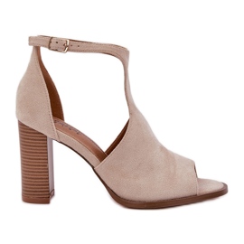 Sandaalit ekologisen mokkanan pylvään valossa beige