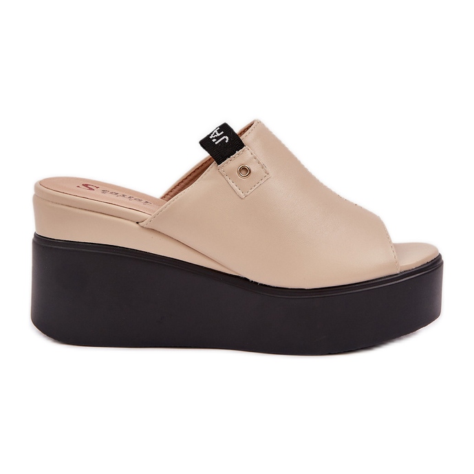 Tohvelit laiturilla ja kiilaa ekon nahka beige