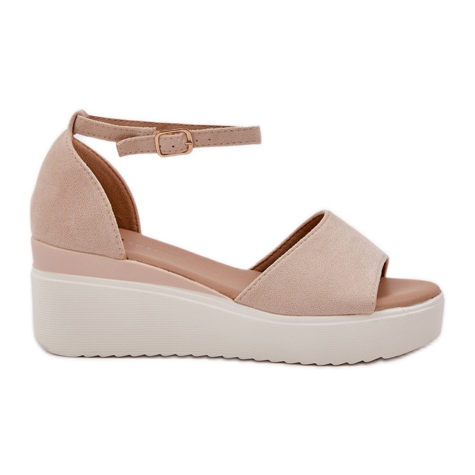 Linnalla kevyet sandaalit ja herkät kirkkaat beige -kiilat