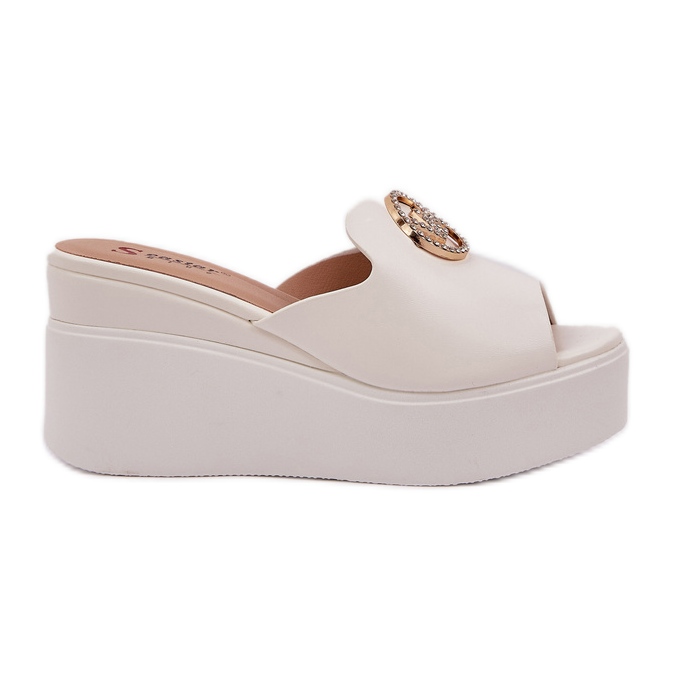 Tohvelit laiturilla ja kiilat valkoisella koristeella valkoinen