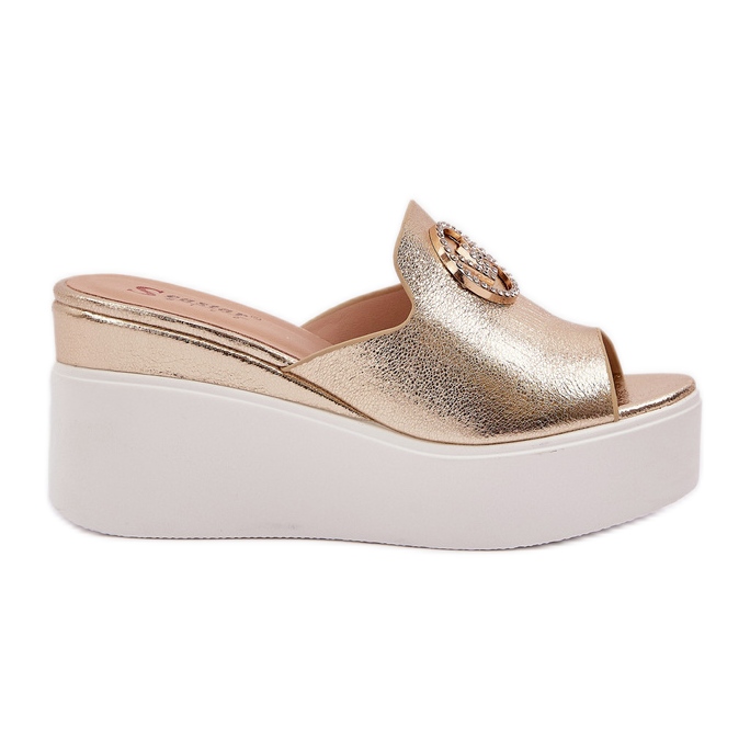 Tohvelit lavalla ja kiilat kultaisella koristeella kultainen