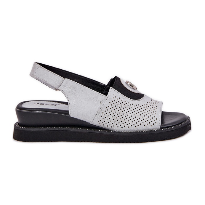 Jezzi Naisten sandaalit hopeakiilassa koristeella