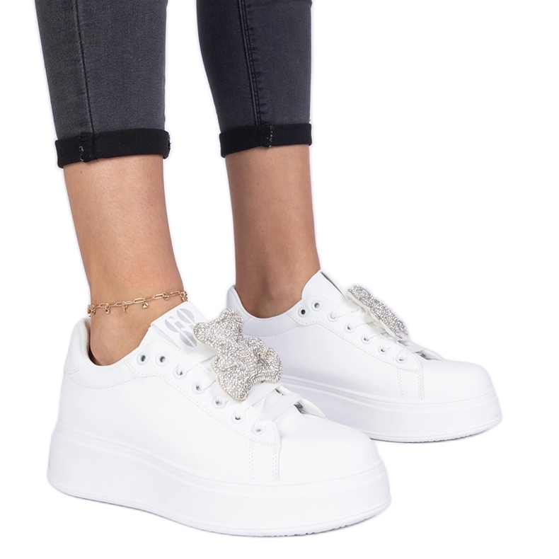 Valkoiset naisten lenkkarit, jotka on koristeltu nallekarhulla valkoinen