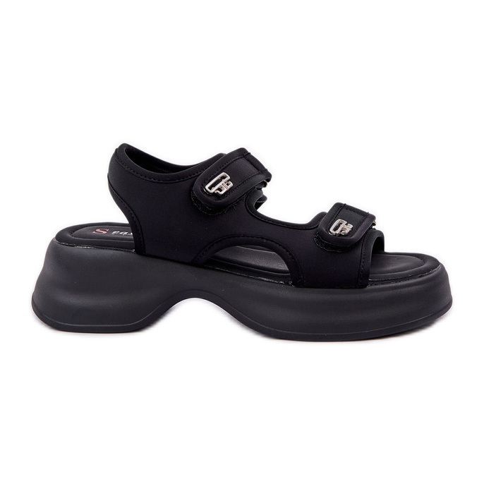 Materiaalivalo sandaalit mustalla alustalla