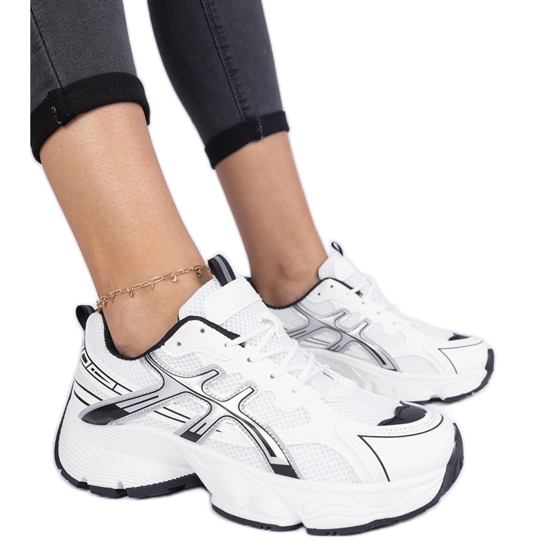 Mustat naisten tennarit massiivisella pohjalla valkoinen