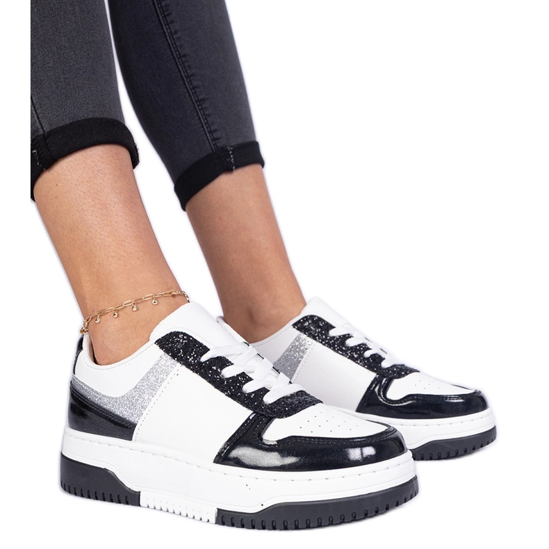 Mustat naisten tennarit, joissa paksu pohja