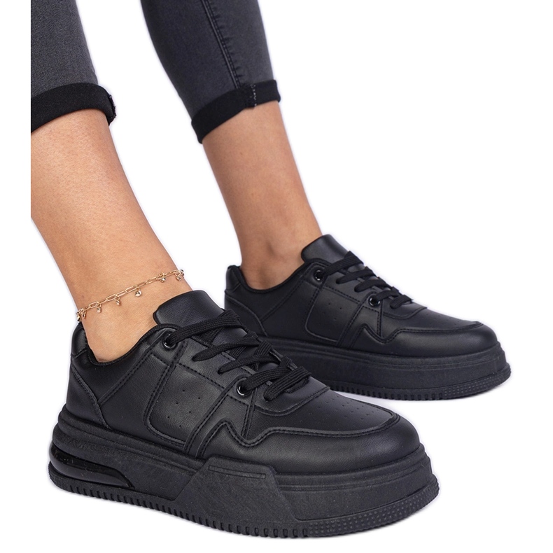 Mustat naisten tennarit, joissa paksu pohja