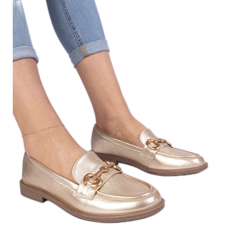 Kultaisten naisten leipomot, joissa on kultainen sisustus