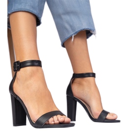 Postin mustat sandaalit kiinnitettiin nilkkaan